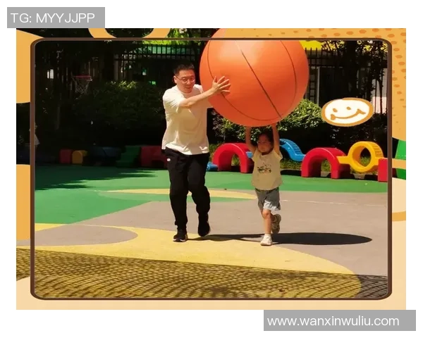 足球明星与女儿共度亲子时光打球视频展现温馨互动与运动乐趣 足球明星与女儿共度亲子时光打球视频展现温馨互动与运动乐趣